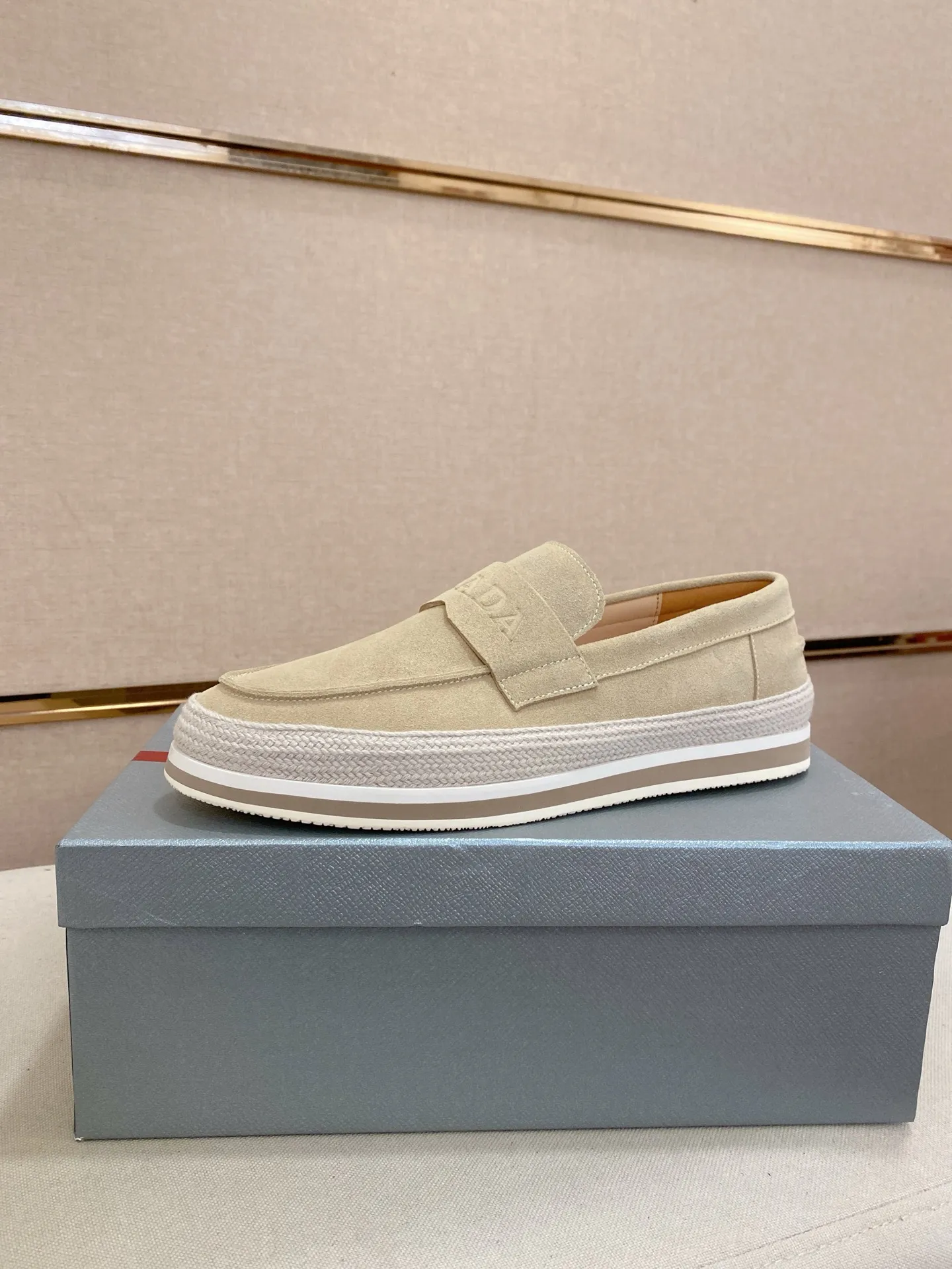 Men's shoes 💰 480💰 ✔️✔️✔️Top high version High-quality new PRADA (Prada) counters are launched at the same time. The new men's shoes and 😘fabrics are purely handmade in Niujing. Lining: Full cowhide lining. 👍🏿High-end☄️Open-molded non-slip rubber outsole, exquisite lines, simple and elegant, comfortable and high-end for leisure travel. Code number: 38-44. Can be customized45